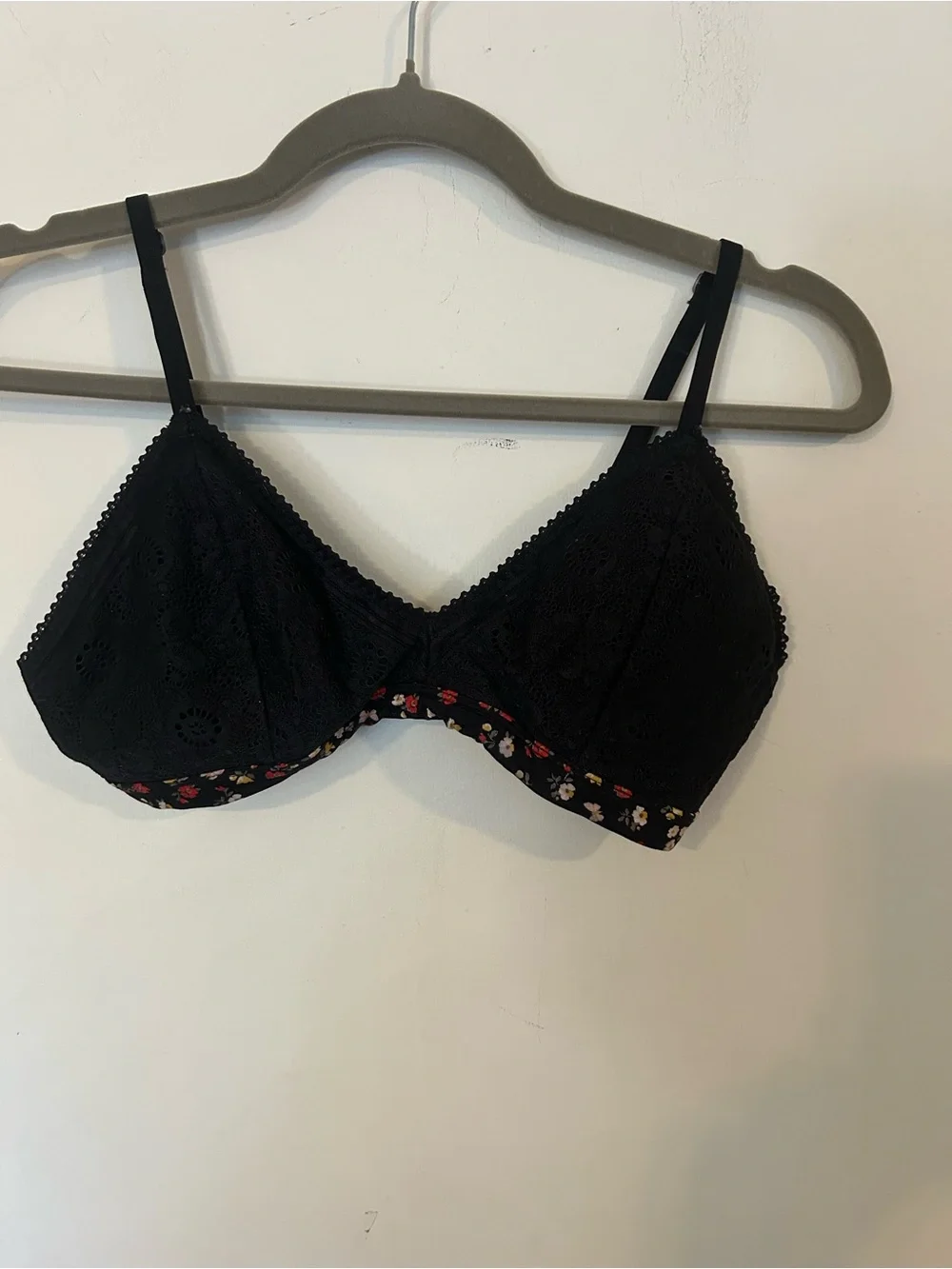 Gilly Hicks Large Black Lace Soft-Cup Bralette with Floral Trim